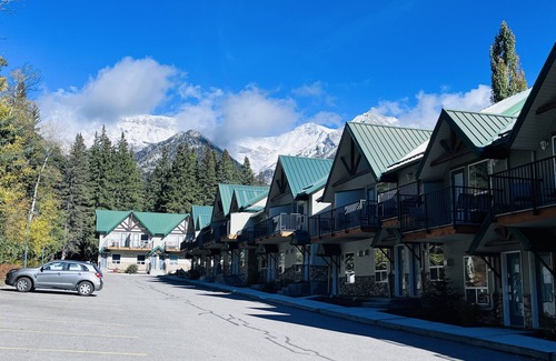 Harvie Heights House | Mountain Retreat Townhouse - 2 mins drive to Banff National Park Gate