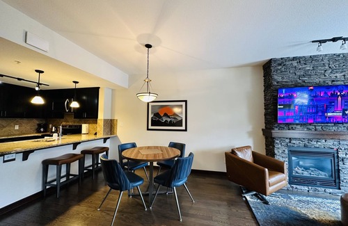 Canmore House | Mountain Retreat - Heated Pool & Hot-tub