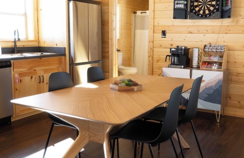Fairplay Cabin | Mountain retreat I Hot Tub l Views l Cozy & Clean l Dog-friendly l Near Breck