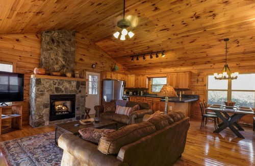 Mountain Springs Cabin | Mountain Retreat Log Cabin in Waynesville near Asheville
