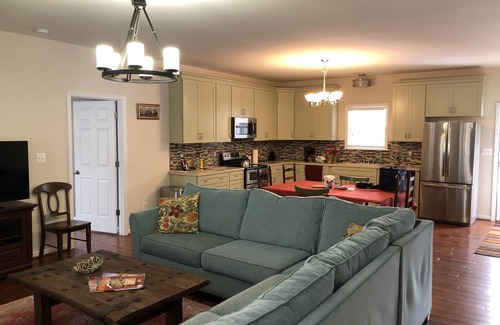 Etlan House | Mountain Retreat near Hiking, Wineries, History
