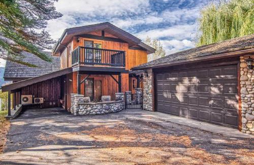 East Kootenay House | Mountain Retreat, Panoramic Lake Views