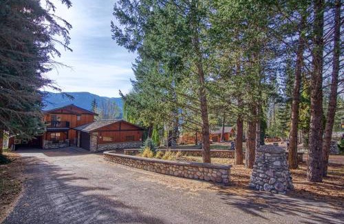 East Kootenay House | Mountain Retreat, Panoramic Lake Views
