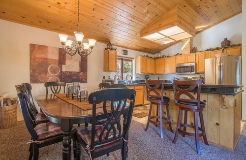 Truckee House | Mountain Retreat Private Beach+Pool Access 3BR 2BA Whole Home