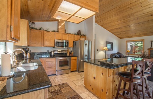Truckee House | Mountain Retreat Private Beach+Pool Access 3BR 2BA Whole Home