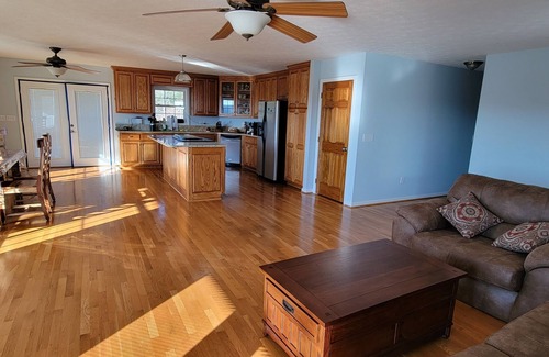 Lenoir Villa | Mountain Retreat. Relax and Recharge. nSpacious House with Sunny Terrace. Views