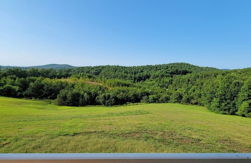 Lenoir Villa | Mountain Retreat. Relax and Recharge. nSpacious House with Sunny Terrace. Views