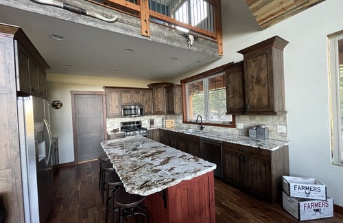 Drummond House | Mountain Retreat: Stunning Views, Off-Grid Luxury, Trails, Fishing, Stargazing