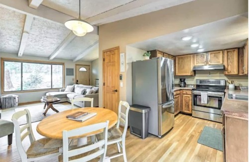 Kings Valley House | Mountain Retreat w/Hot Tub!
