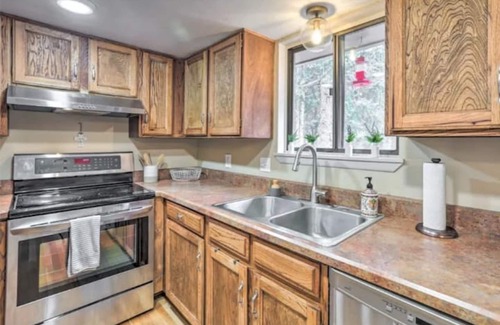 Kings Valley House | Mountain Retreat w/Hot Tub!