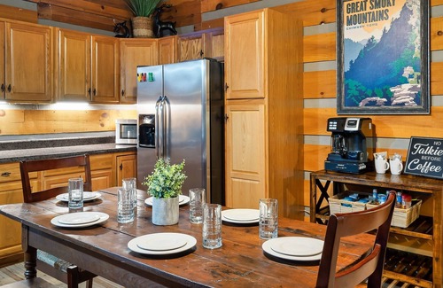 Gatlinburg - Pigeon Forge Cabin | ⛰️Mountain Retreat w/Views 🔥Gas Fire Pit 💦Hot Tub