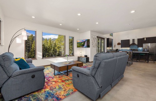 Estes Park House | Mountain Retreat with Panoramic Views & WiFi in Estes Park