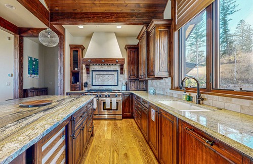 Edwards House | Mountain retreat with hot tub, fully stocked kitchen & great views