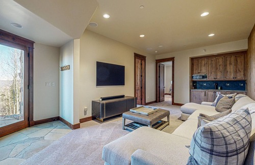 Edwards House | Mountain retreat with hot tub, fully stocked kitchen & great views