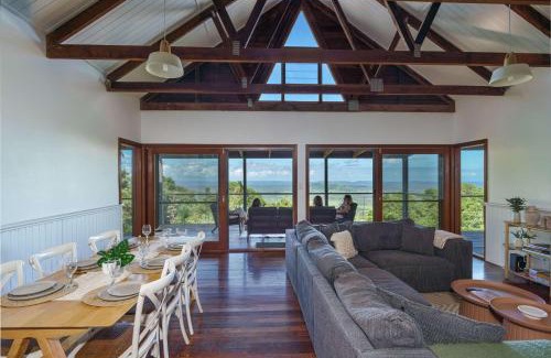 Wolvi House | Mountain Retreat with ocean views and fireplace