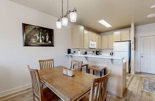 Kimball Junction Condo | Mountain retreat with fireplace, hot tub, pool, & fitness room