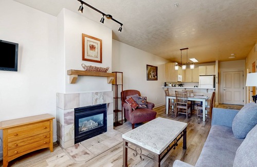 Kimball Junction Condo | Mountain retreat with fireplace, hot tub, pool, & fitness room