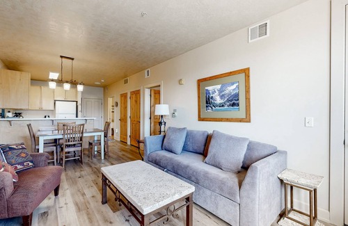 Kimball Junction Condo | Mountain retreat with fireplace, hot tub, pool, & fitness room