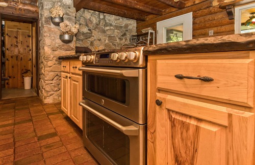 Clyde Cabin | Mountain retreat wood log cabin near Max Patch.