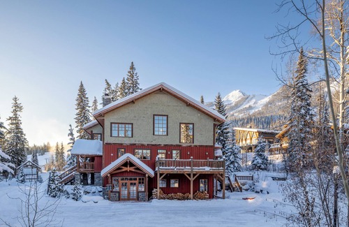 Golden Ski Chalet | Mountain-Side Lodge: Perfect for Wellness Retreats, Large Families & Big Groups
