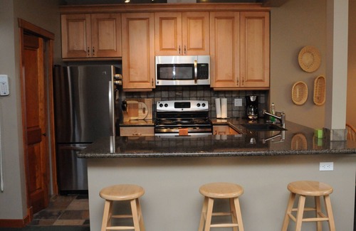 East Kootenay House | Mountain Side Ski-in Cabin w/Private Hot Tub - 5 Min. Walk to Chairlift