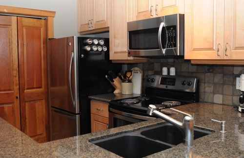 East Kootenay House | Mountain Side Ski-in Cabin w/Private Hot Tub - 5 Min. Walk to Chairlift