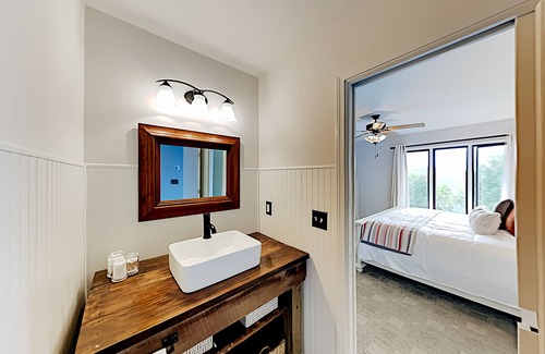 Skyland House | Mountain Songbird | Fireplace, Patio & Balcony | Serene Blue Ridge Views
