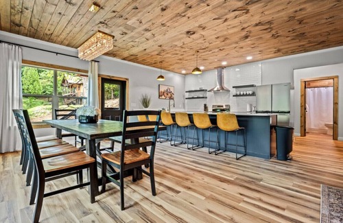 Sevierville Cabin | Mountain Splash Retreat: Luxe 6BR Pool Cabin*Hot Tub*Arcade*Sleeps 20