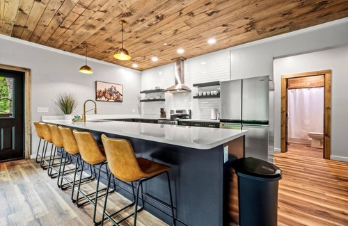 Sevierville Cabin | Mountain Splash Retreat: Luxe 6BR Pool Cabin*Hot Tub*Arcade*Sleeps 20