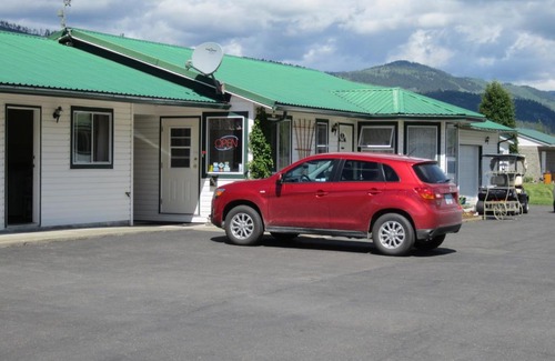 Barriere Hotel | Mountain Springs Motel & RV Park