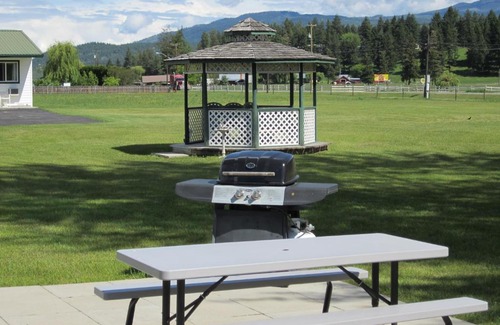 Barriere Hotel | Mountain Springs Motel & RV Park