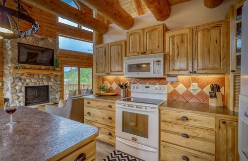 Pagosa Highlands House | Mountain Spruce Retreat: Pet-Friendly Cabin w/View, Deck, Pool Table, Fireplace, and Pagosa Peak
