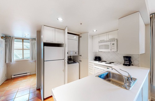 Whistler Village Apartment | Mountain studio with fireplace, kitchen, & gym - near golf & ski lifts