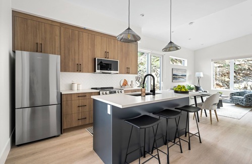 Regional District of Nanaimo House | Mountain Suite ⭐️ Ocean View Fire Pit ⭐️ Family-Friendly ⭐️ Near Nanaimo Ferry ⭐️ WD