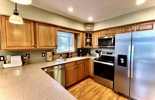 Bryson City Cabin | "Mountain Time" Mt Views/HotTub/Wi-Fi/Shuffleboard