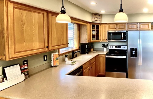 Bryson City Cabin | "Mountain Time" Mt Views/HotTub/Wi-Fi/Shuffleboard