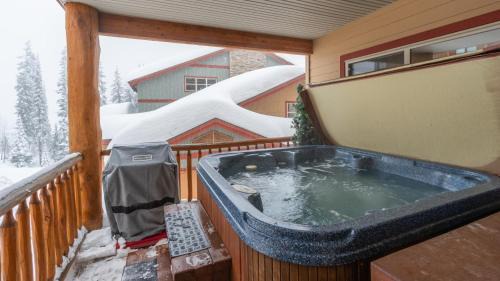 Big White Ski Resort Apartment | Mountain Time - Spacious w Private Hot Tub and an Amazing View
