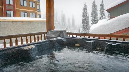 Big White Ski Resort Apartment | Mountain Time - Spacious w Private Hot Tub and an Amazing View
