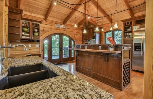Talking Rock Cabin | Mountain Top Lodge | Ellijay, GA