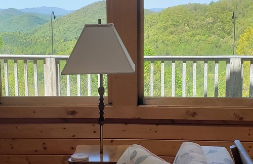 Highlands Cabin | Mountain Top Privacy with Spectacular Views & Sunsets -Pet Friendly