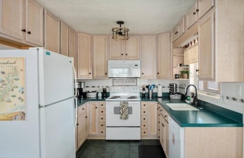 Stanley House | Mountain Top Retreat- amazing views, hot tub, game room, fire pit, pet-friendly