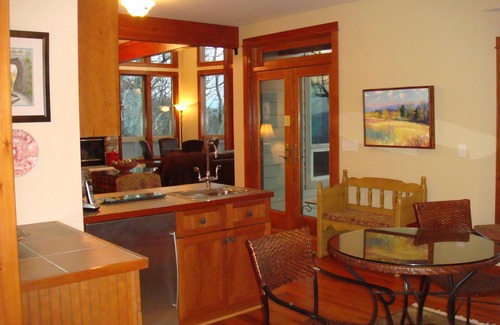 Roseland House | Mountain-Top Retreat w/3 Master BR,Expansive Desks and Panoramic Window Views