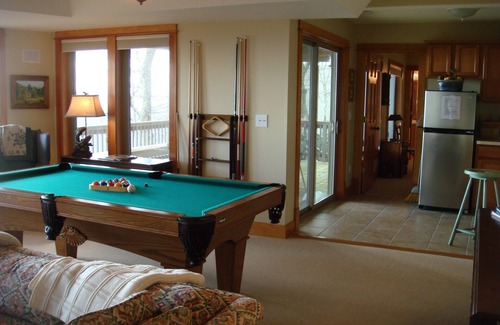 Roseland House | Mountain-Top Retreat w/3 Master BR,Expansive Desks and Panoramic Window Views