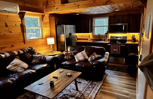 Jonesborough Cabin | Mountain Tranquility, 1 Bedroom cabin secluded in the mountains of E Tennessee
