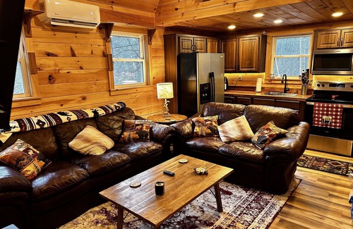 Jonesborough Cabin | Mountain Tranquility, 1 Bedroom cabin secluded in the mountains of E Tennessee