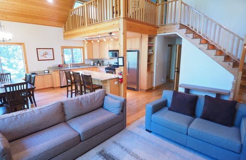 Yosemite West House | Mountain getaway with WI-FI, A/C, Park Reservations Included