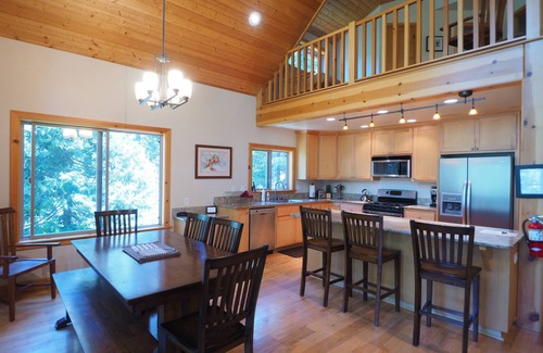 Yosemite West House | Mountain getaway with WI-FI, A/C, Park Reservations Included