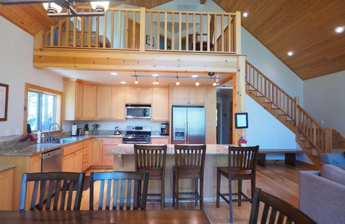 Yosemite West House | Mountain getaway with WI-FI, A/C, Park Reservations Included