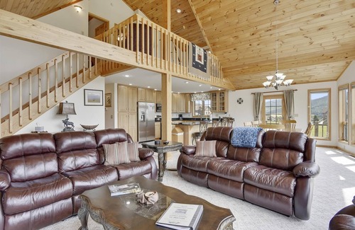 Canaan Valley House | Mountain vacation meets contemporary COMFORT! Welcome Moosie Chalet!