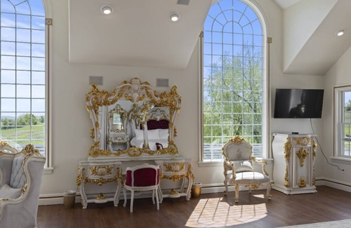 Mt. Bethel House | Mountain Valley Mansion/200-Acre Farm/Sleeps 16/Partial Property Rental
